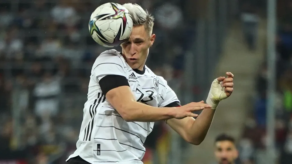 Freiburgs Nico Schlotterbeck setzt sich im Luftduell deutlich durch.