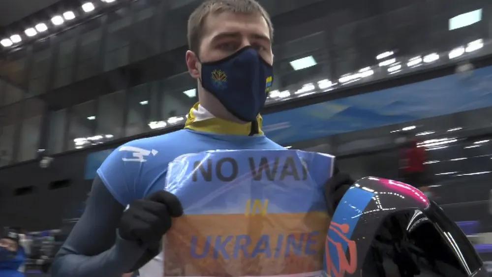 Wladislaw Heraskewitsch bei Olympia mit seinem „No War in Ukraine“-Schild