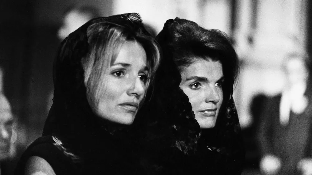 Lee Radziwill (links) mit ihrer Schwester Jackie Kennedy am Sarg von Robert Kennedy im Jahr 1968.