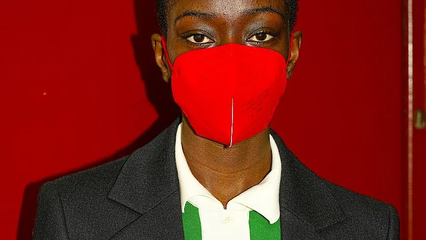 Fünfschichtig, CE zertifiziert und zum Outfit passend: FFP2-Maske in „zirkusrot“