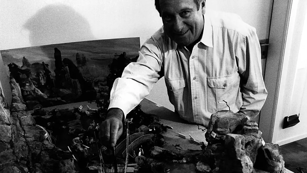 Filmarchitekt bei der Arbeit: Rolf Zehetbauer 1991 in den Bavaria Filmstudios in München