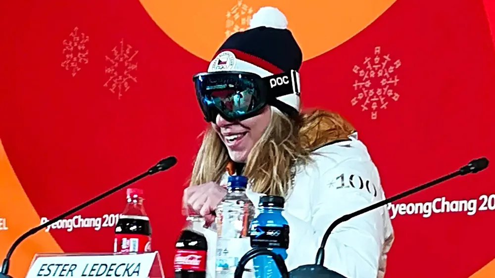 „Ich war nicht darauf vorbereitet so wie die anderen Mädels. Ich trage kein Makeup“: Ester Ledecká behält ihre Skibrille lieber auf.