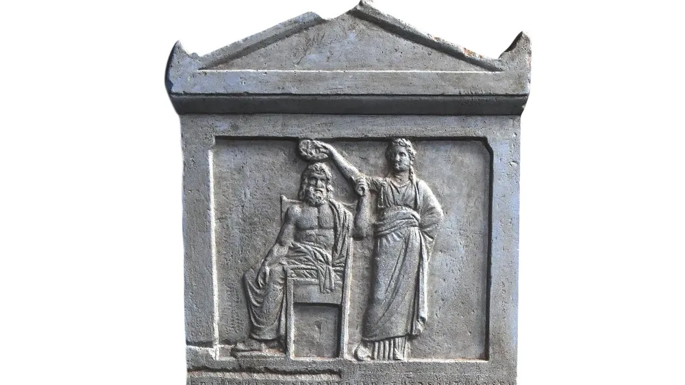 Dekret gegen die Tyrannei: Stele mit Personifikation der Demokratie, die das Volk (Demos) krönt, aus Athen, 337–336 v. Chr.