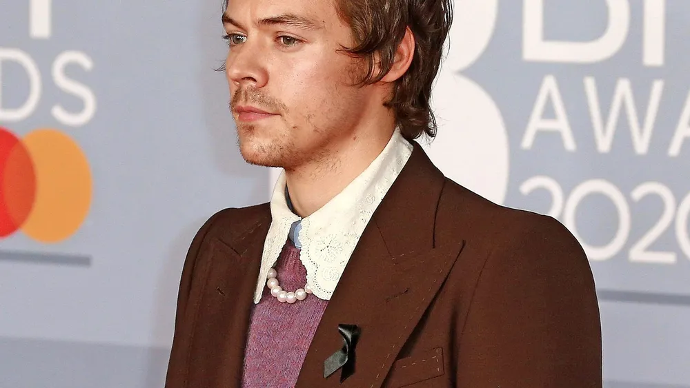 Mit Geschmeide: Der britische Sänger Harry Styles machte es schon 2020 bei den Brit Awards vor.
