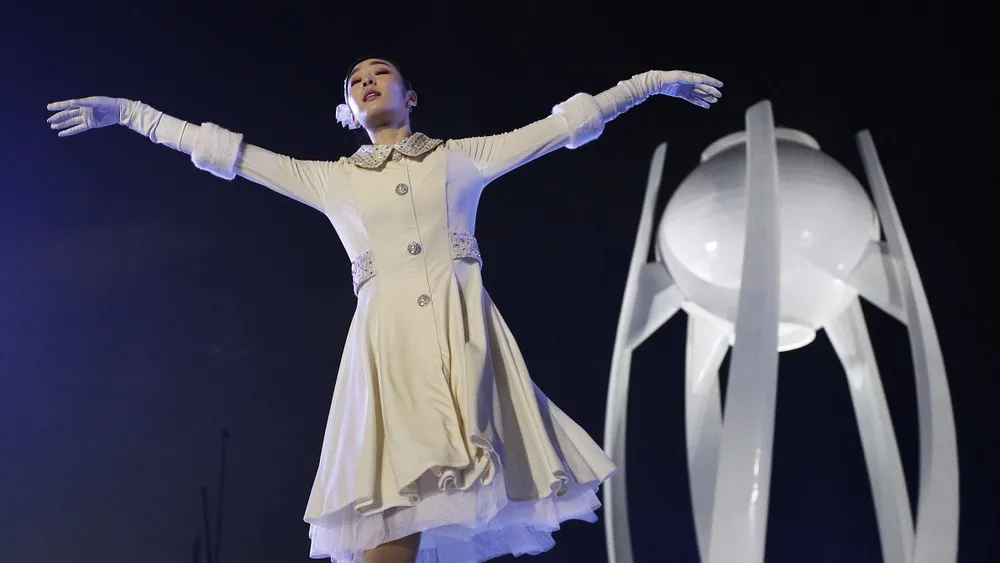 Kim Yu-na durfte das olympische Feuer entzünden – nach einer kleinen Show auf dem Eis.