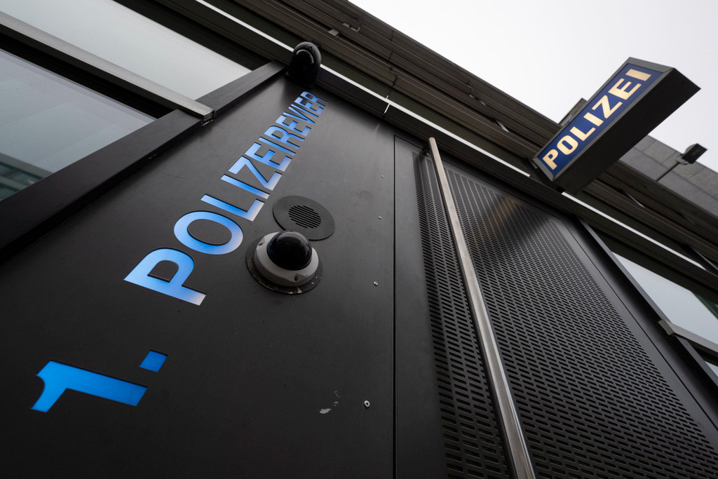 Innenminister Poseck besucht 1. Polizeirevier