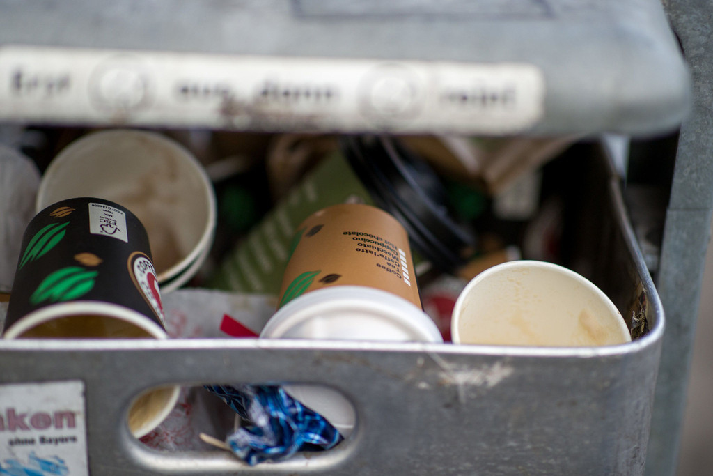 Einweg-Kaffeebecher in Mülleimer