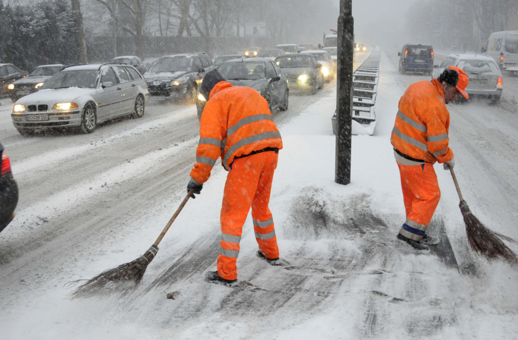 Schnee - ungewöhnlich starke Schneefälle behindern kurz vor Weihnachten den Verkehr in Frankfurt und Umgebung