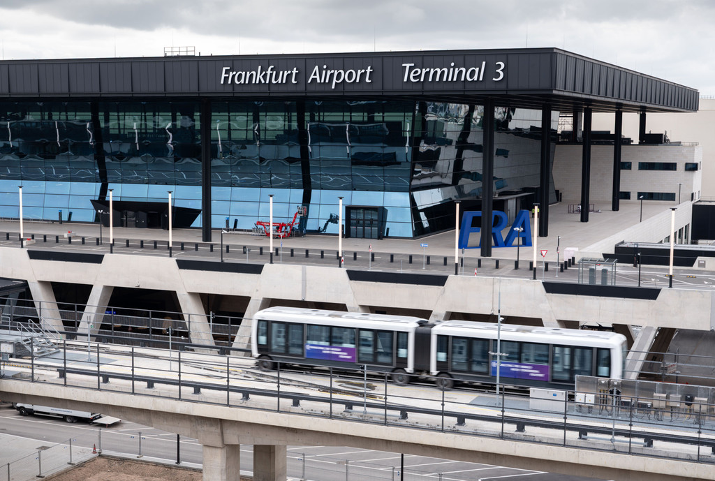 Stephanie Pudwitz und Harald Rohr -Die beiden Geschäftsführer der Fraport Ausbau Süd GmbH, die den Bau des Terminals 3 verantwortet hat, führen durch das neue Terminal am Frankfurter Flughafen.