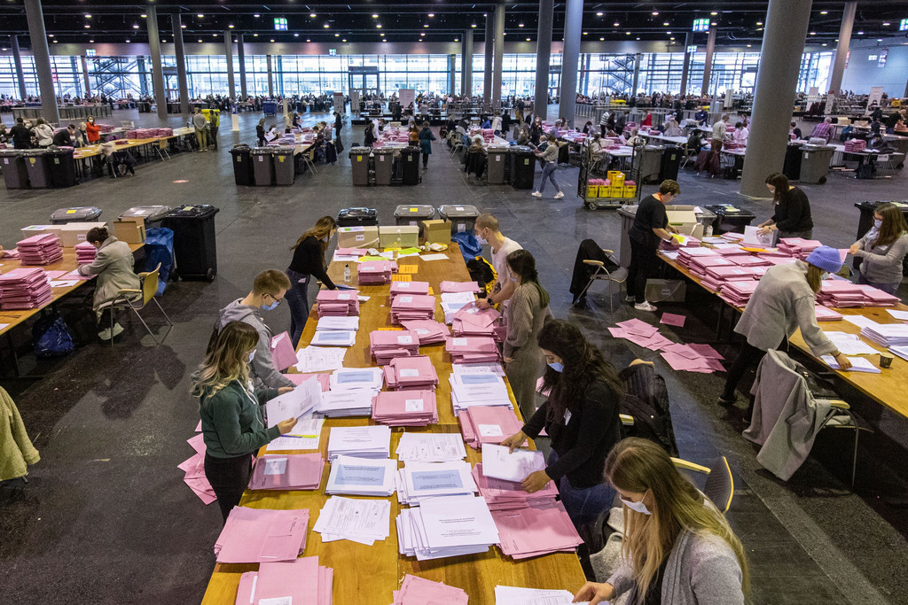 Kommunalwahl Frankfurt - Auszählung der Briefwahlstimmen zur hessischen Kommunalwahl in den Halle3 der Messe Frankfurt.