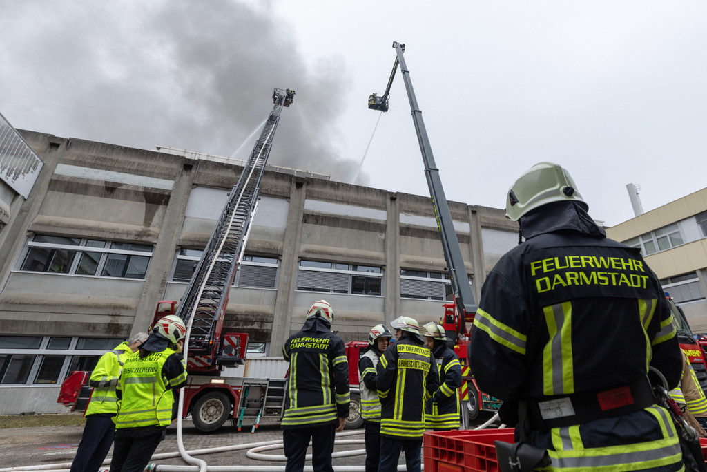 Großbrand in Darmstädter Forschungsinstitut - Im Zentrum für Schwerionenforschung ist ein Feuer ausgebrochen.