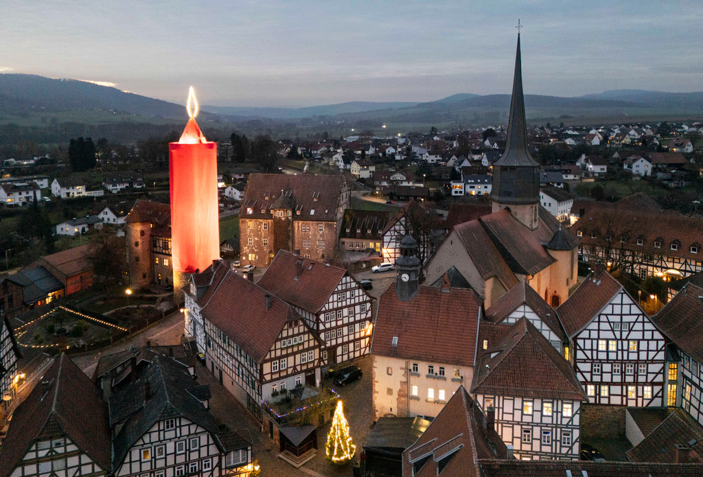 Die ·Größte Kerze der Welt· leuchtet über Schlitz