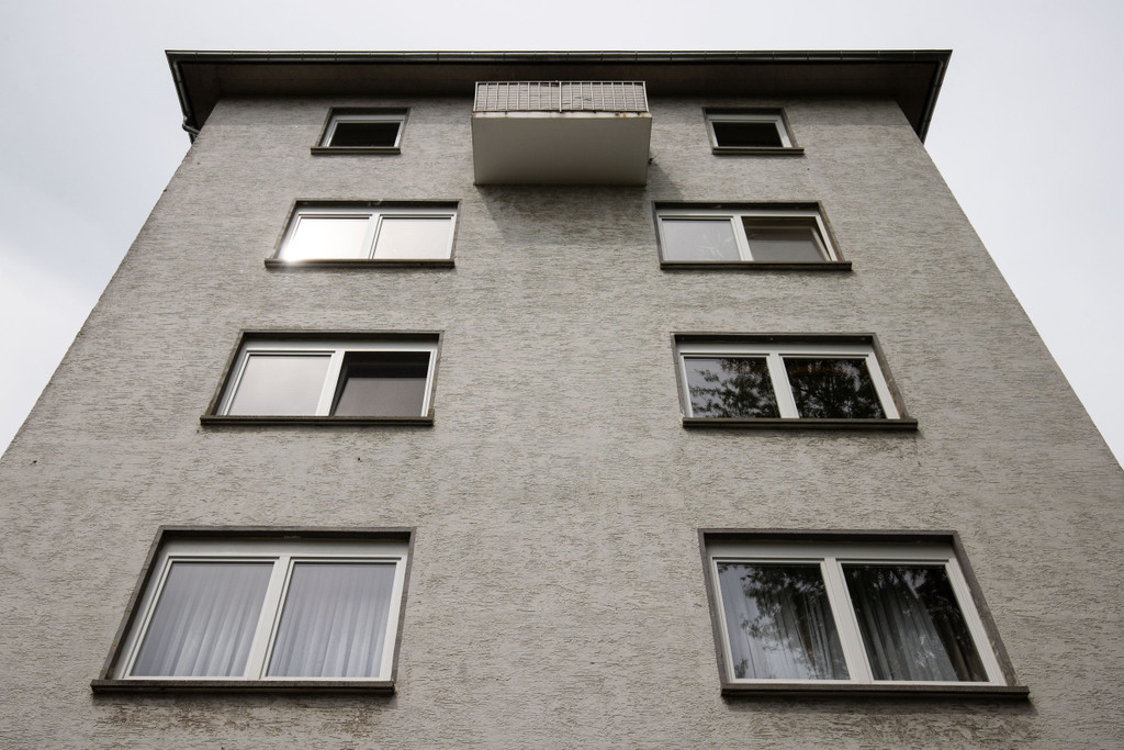 Sozialverträglicher Hauskauf - Beispiel Luxemburgerallee 28-30. Die Eigentümer des Mehrfamilienhauses im Ostend haben sich entschieden, ihre Immobilie nicht meistbietend, sondern an eine Genossenschaft zu verkaufen. Die Stadt hat das Geschäft über die neu gegründete GIMA Genossenschaftliche Immobilienagentur vermittelt.