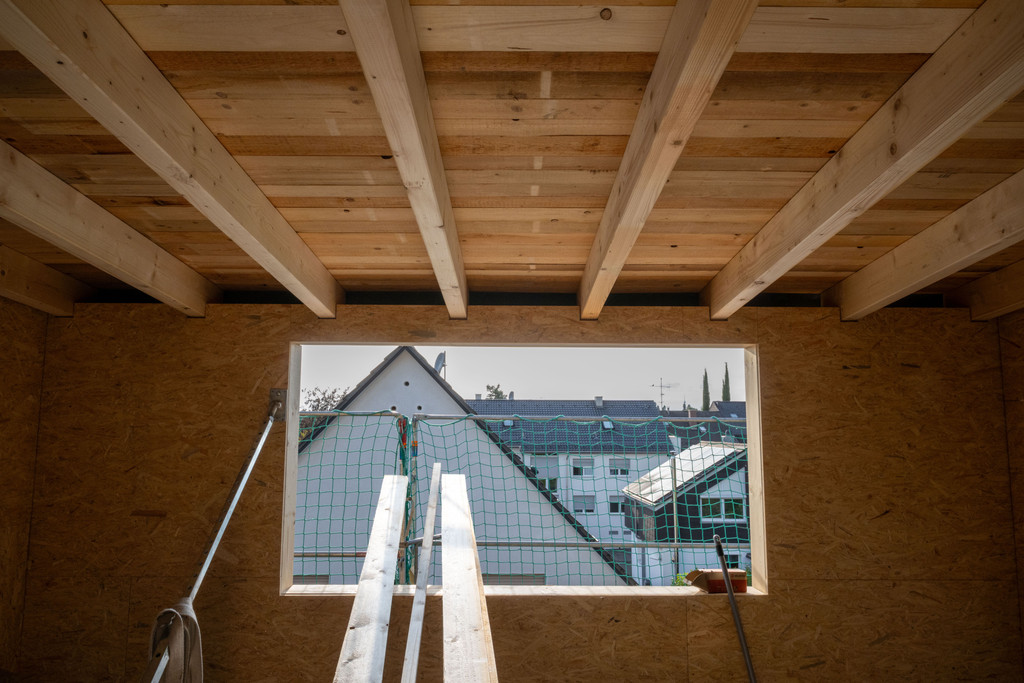 Sanierung eines Mehrfamilienhauses - Ein generationsübergreifendes Mehrfamilienhaus in Ostfilden Ruit, Baujahr 1932, wird saniert und umgebaut: es bekommt eine neue Dämmung und eine Solaranlage aufs Dach, welches auch erneuert wird unvm.