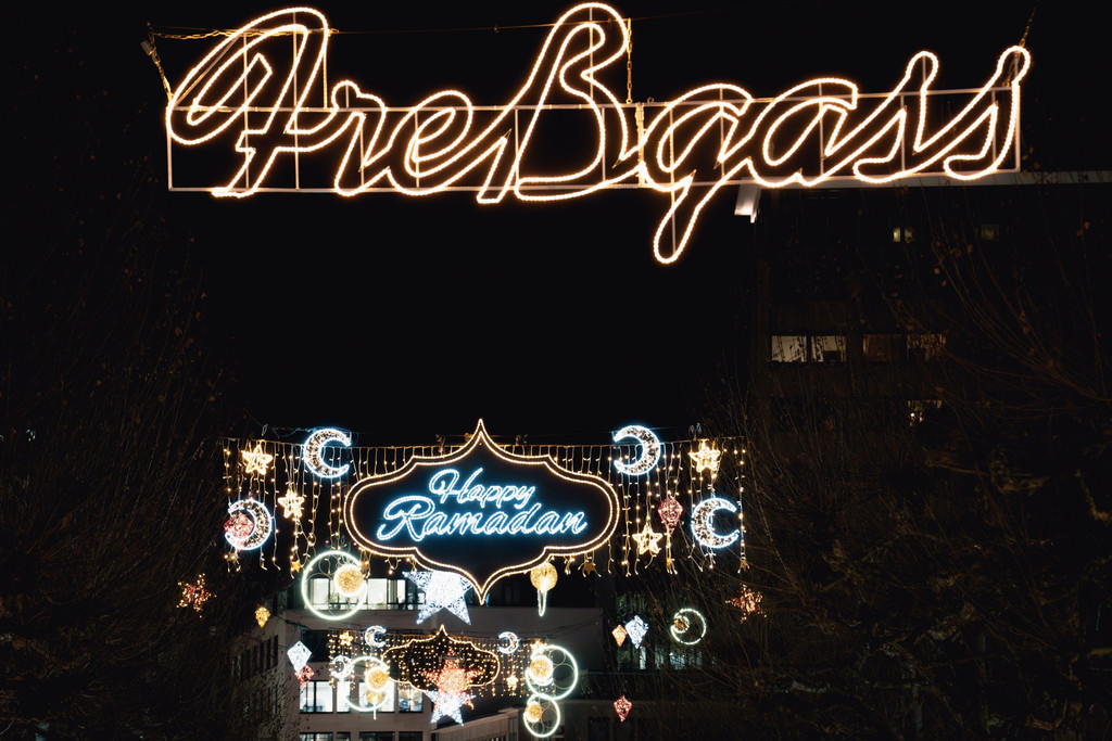 Fressgass Ramadan - Bürgermeisterin Nargess Eskandari-Grünberg und Stadtverordnetenvorsteherin Hilime Arslaner sind dabei, wenn in der Frankfurter Fressgass zum dritten Mal das Schild Happy Ramadan aufgehängt wird.