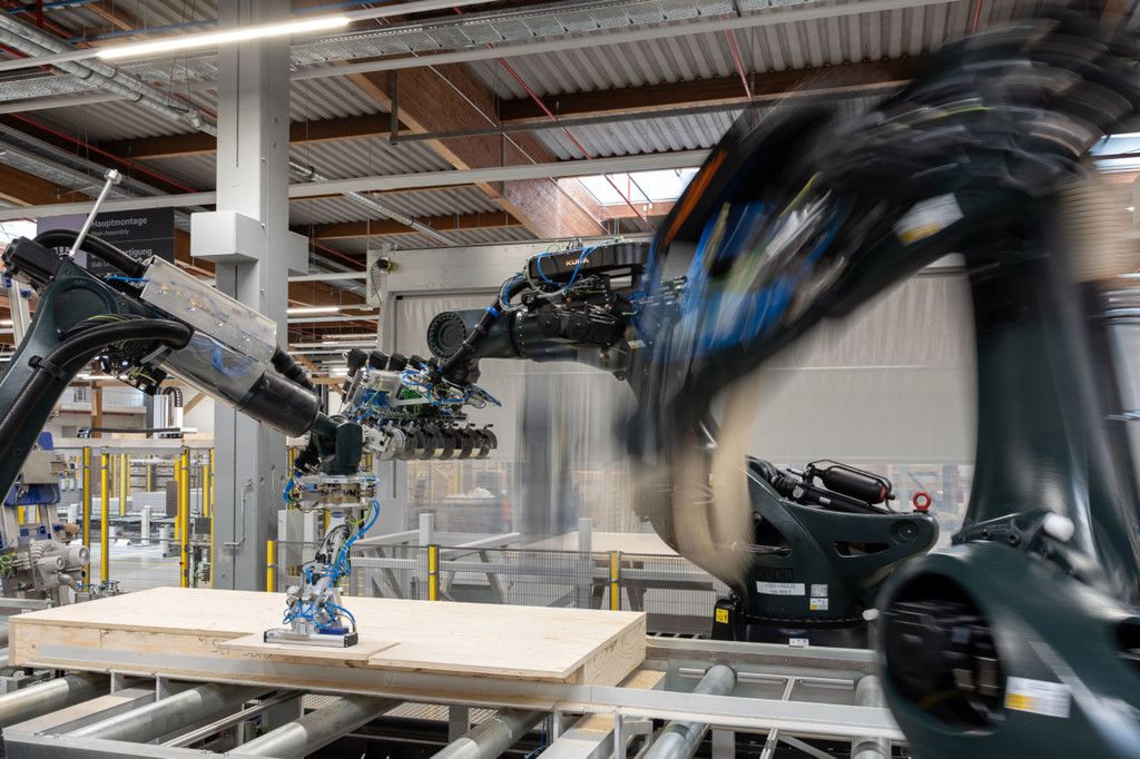 Gropyus - Das Unternehmen aus Eppingen-Richen will den Wohnungsbau durch Automatisierung günstiger machen und stellt die laufende Fabrik, eine Smart Factory, in Aktion vor.