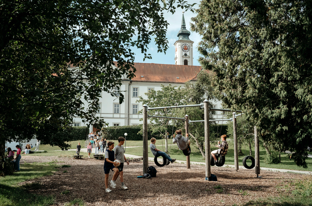 Schulbesuch - im Abteigymnasium Schäftlarn - Der Schulbetrieb findet hier seit 1866 ungewöhnlicherweise mitten im Kloster statt.
