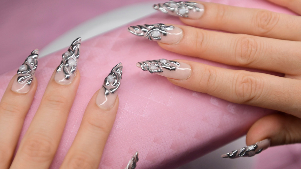 Frauen mit Gelnägeln