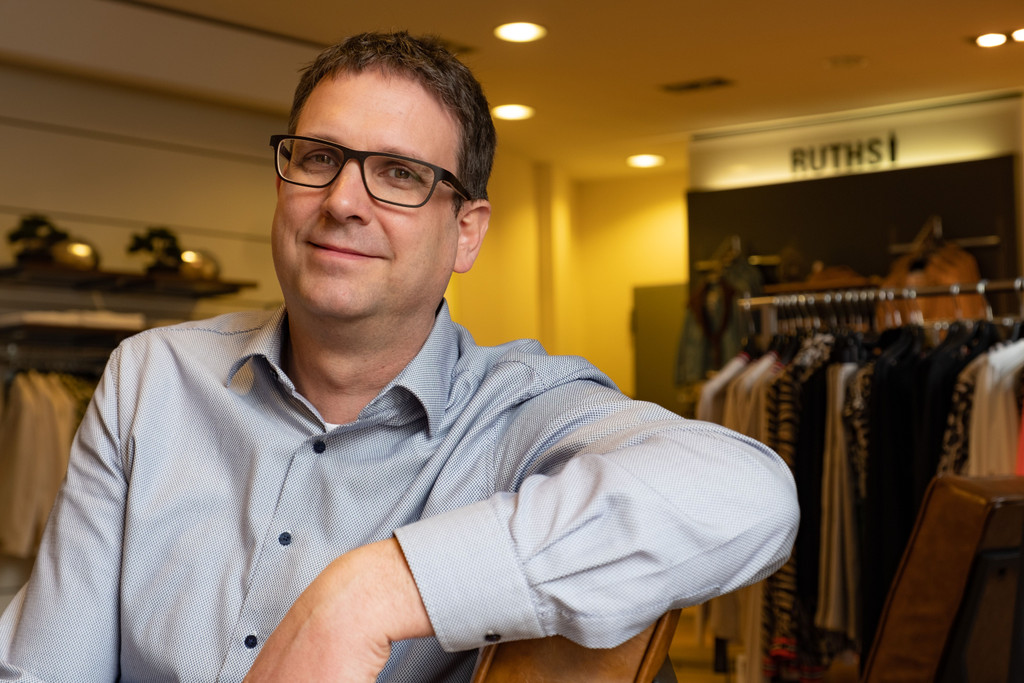 Einzelhandel in Friedberg - In der Friedberger Kaiserstraße lässt sich beobachten, wie sich Einzelhändler und Kunden auf die neue Situation in der Corona-Pandemie einstellen.