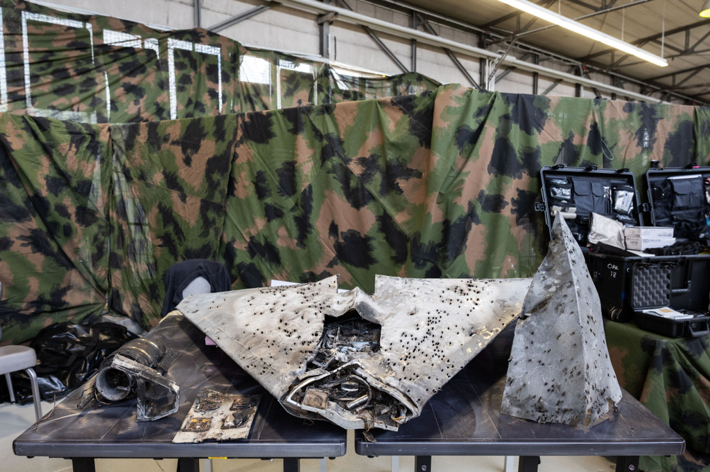 Im Rahmen der NATO-Übung Avenger Triad gibt die US.Army Hintergrundinformationen zur Abwehr-Strategie der Allianz an der Ostflanke und zeigt entsprechendes Equipment, zum Beispiel Drohnen und landgestützte Roboter. Dazu verschiedene Interviews mit Offiz