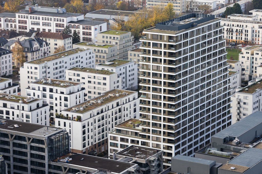 Europa-Allee-Tower - Sparda-Bank Hessen, Messe Frankfurt und die Atlantic Hotel Gruppe sind die künftigen Mieter des Hochhauses, das das der Kreuzung Europa-Allee/Emser-Brücke in Frankfurt gebaut wird und das Ende 2025 fertig sein soll.