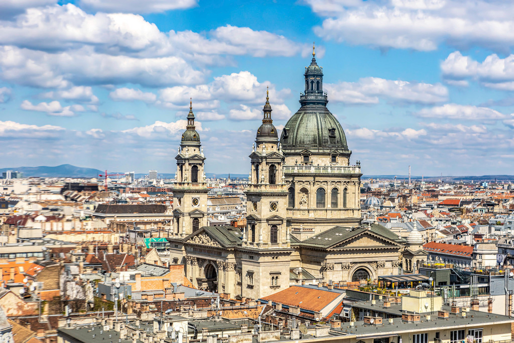 Panoramablick von der Dachterrasse über Budapest, Ungarn, mit der Stephansbasilika und dem Riesenrad an einem sonnigen Tag