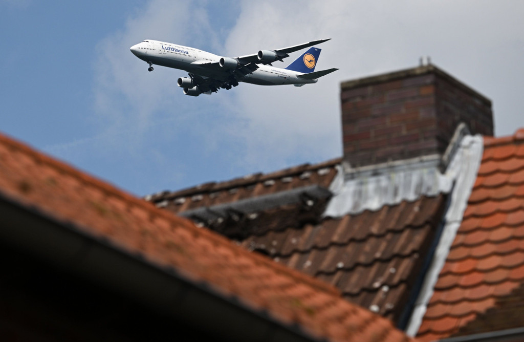 Flugzeug über Neu-Isenburg