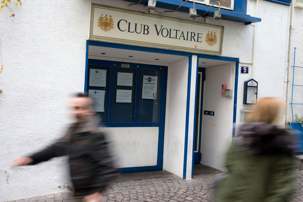 Aussenansicht vom Club Voltaire, dem dienstältesten politisch-kulturellen Zentrum der Bundesrepublik in Frankfurt am Main, es existiert seit 1962 und ist ein Kneipe in der es regelmäßig Veranstaltungen stattfinden bei der Politiker und Aktivisten aus dem