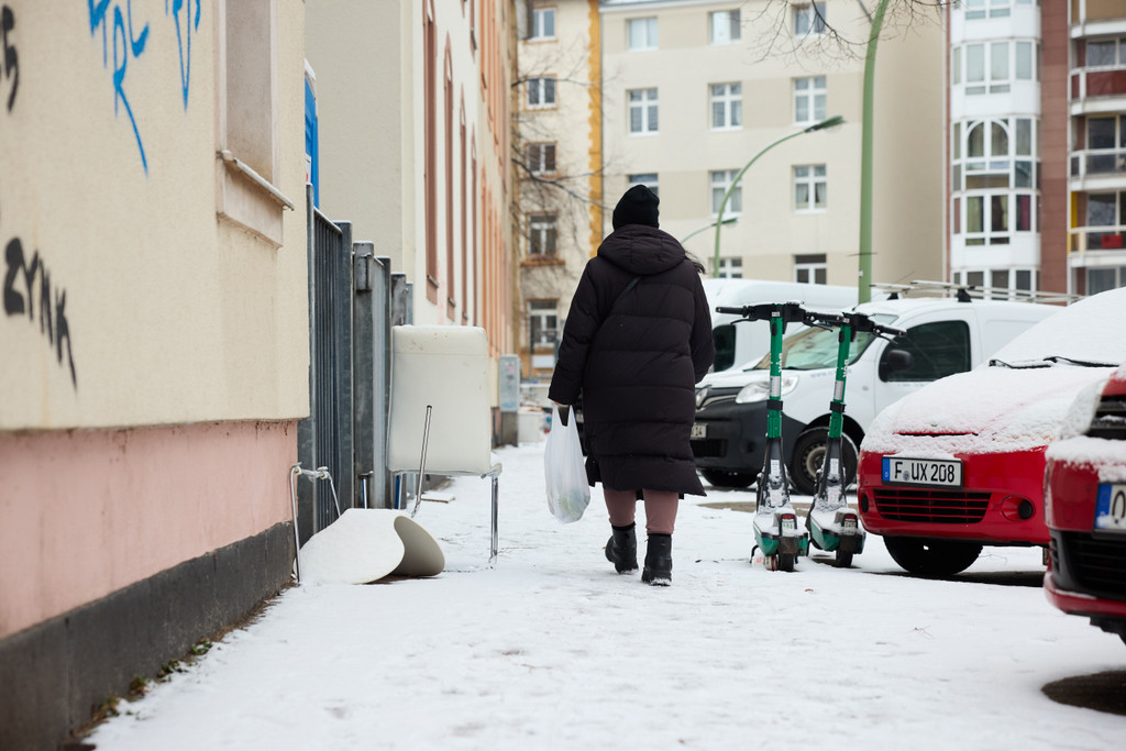 Winterdienst in Frankfurt - Die wenigsten Eigentümer kommen am ersten Tag mit Schnee in diesem Jahr der Verpflichtung nach, diesen vor der Haustür eigenständig zu räumen.