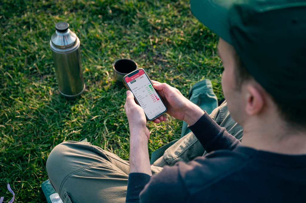 Digitalprojekt Handy - Illustrative Aufnahmen von jungen Erwachsenen an Handys.