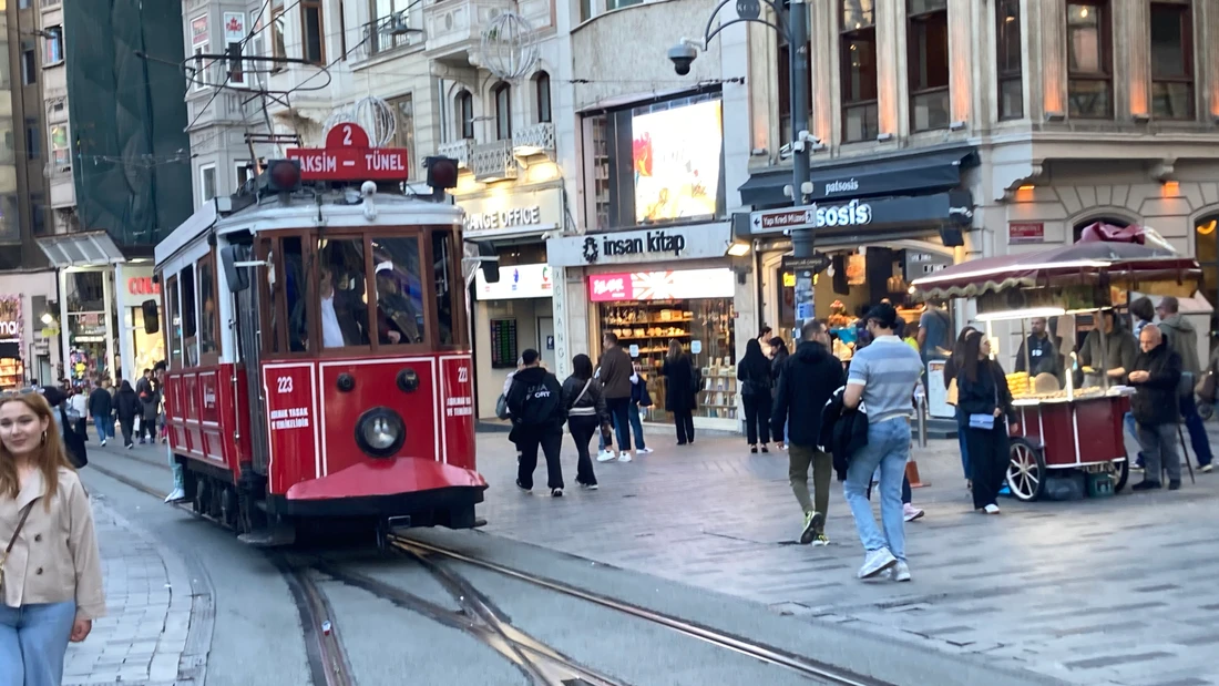 Straße der Unabhängigkeit: Auf der İstiklâl Caddesi fährt die traditionsreiche alte Straßenbahn Tünel.