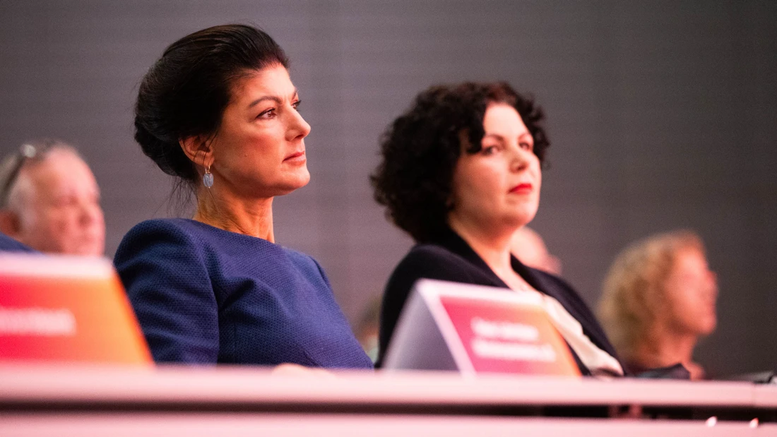 Mit Gebrüll gegen die „Altparteien“, aber was jetzt? Sahra Wagenknecht und die BSW-Ko-Vorsitzende Amira Mohamed Ali beim BSW-Bundesparteitag im Januar 2025 in Bonn