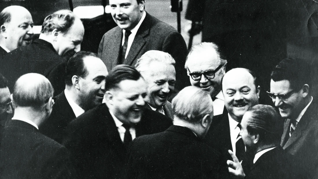 Mehrheitsbildung? Das war damals noch gelacht. Franz Josef Strauß und andere Mitstreiter aus der Unionsfraktion gratulieren am 7. November 1961 dem wiedergewählten Bundeskanzler Konrad Adenauer.