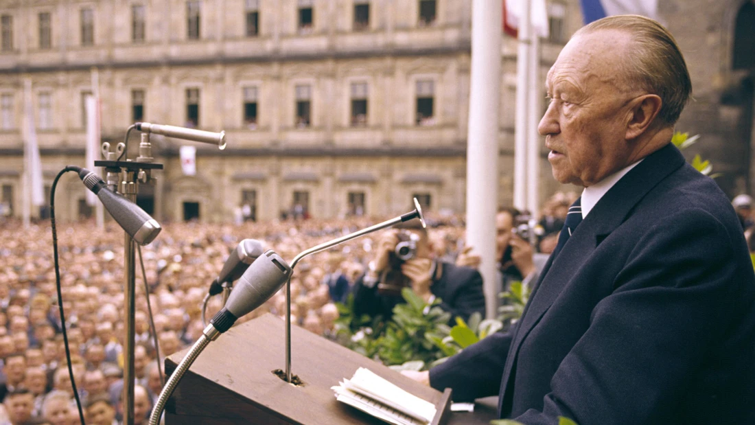Ungebrochene Popularität: Bundeskanzler Konrad Adenauer bei einer Ansprache auf dem Domplatz in Bamberg, 1961