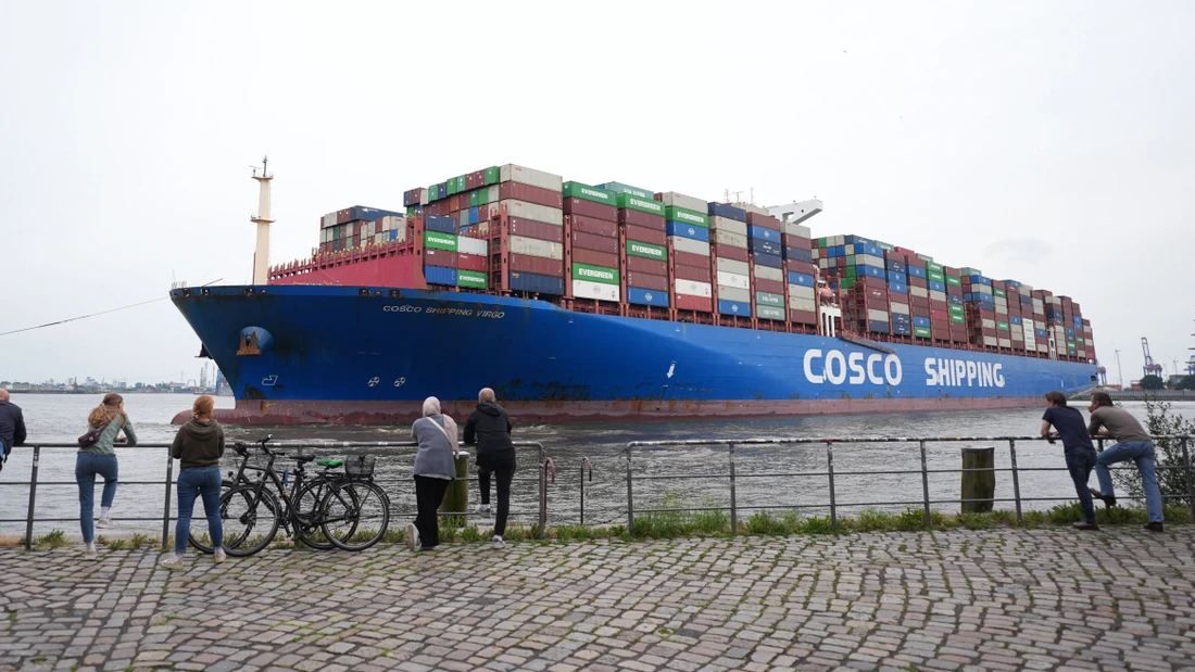 Schwer im Geschäft: das Containerschiff Cosco Shipping Virgo in Hamburg