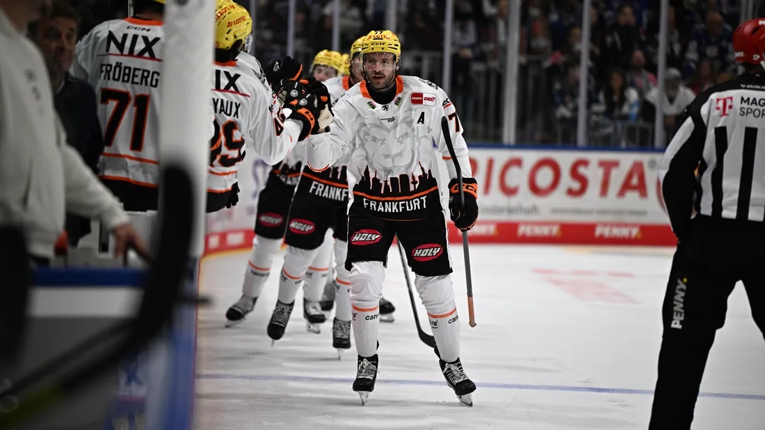 Geht nicht nur beim Jubeln voran: Daniel Pfaffengut klatscht nach seinem Tor in Unterzahl gegen Schwenningen mit den Frankfurter Bankspielern ab.