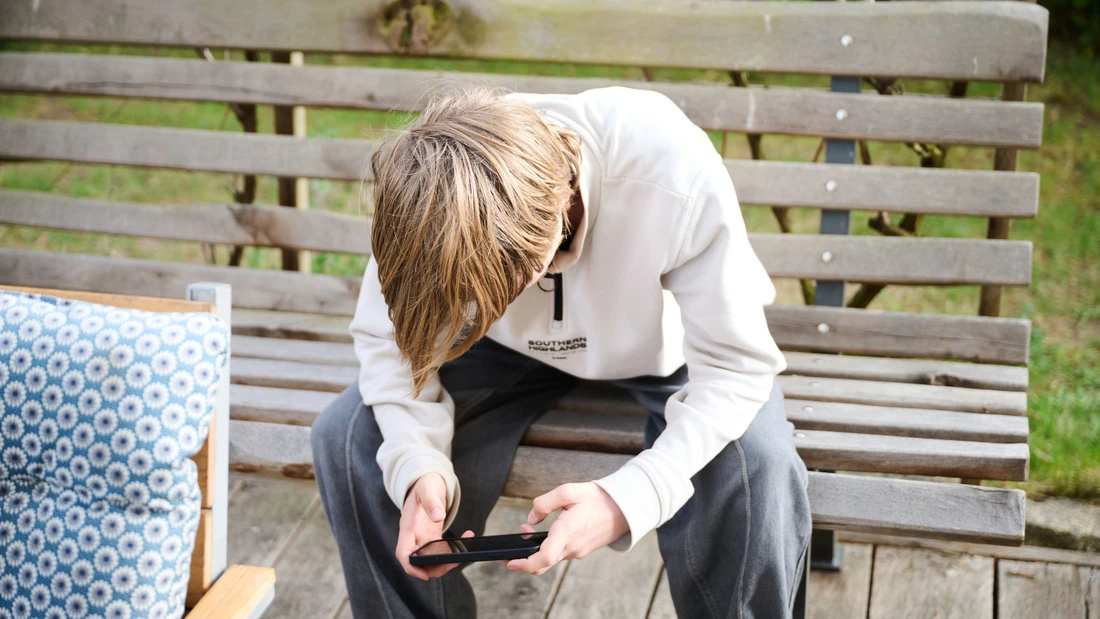 Lehrer beklagen, dass viele die Handynutzung vieler Schüler problematisch sei