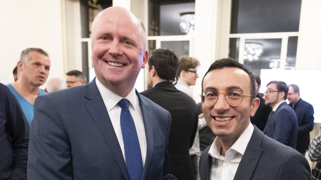 Da waren beide Sieger: Am ersten Wahlabend haben es Uwe Becker (CDU, links) und Mike Josef (SPD) in die zweite Runde geschafft.