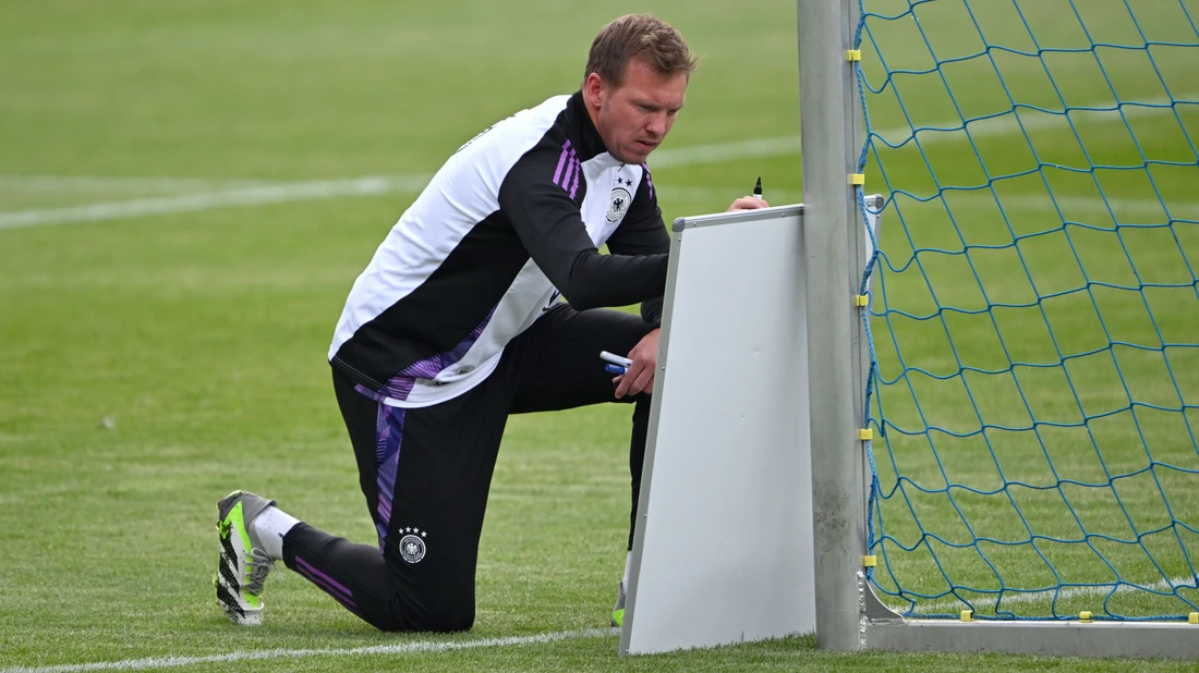 Andere Zeichen: Bei der EM war Toni Kroos für das „Herauskippen“ zuständig, jetzt lässt Nagelsmann Kimmich aufrücken.