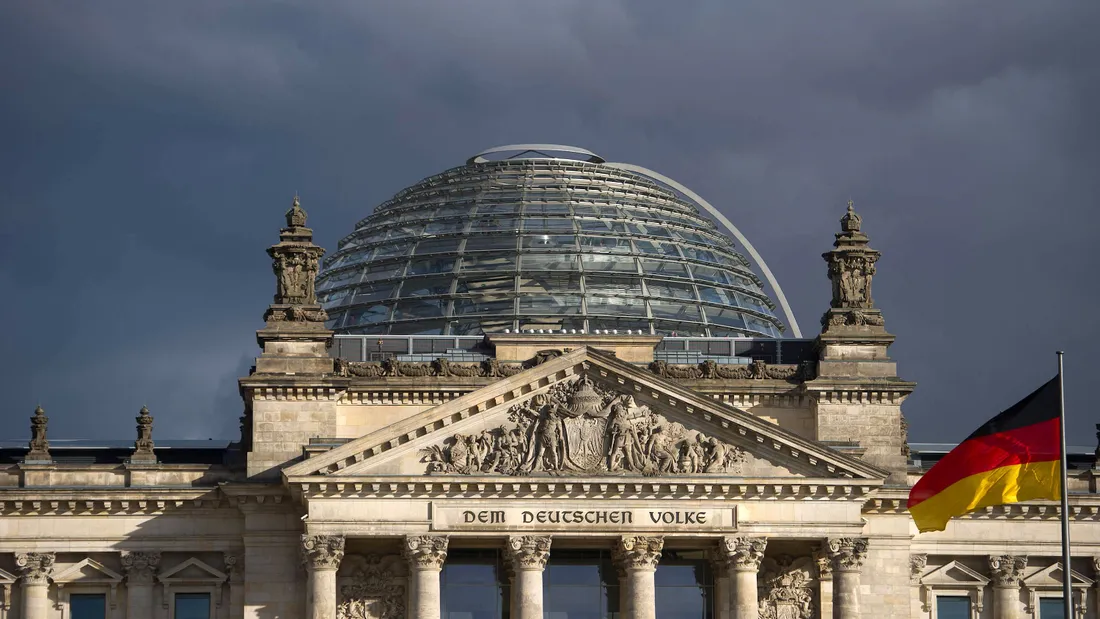 Dunkle Wolken hinter dem Deutschen Bundestag