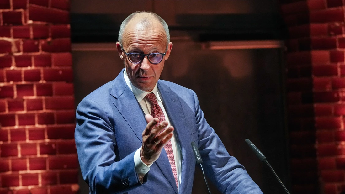 Bundeskanzler Friedrich Merz (CDU) hat einen weiten Bogen geschlagen von innerer Sicherheit bis zur Klimaanpassung.