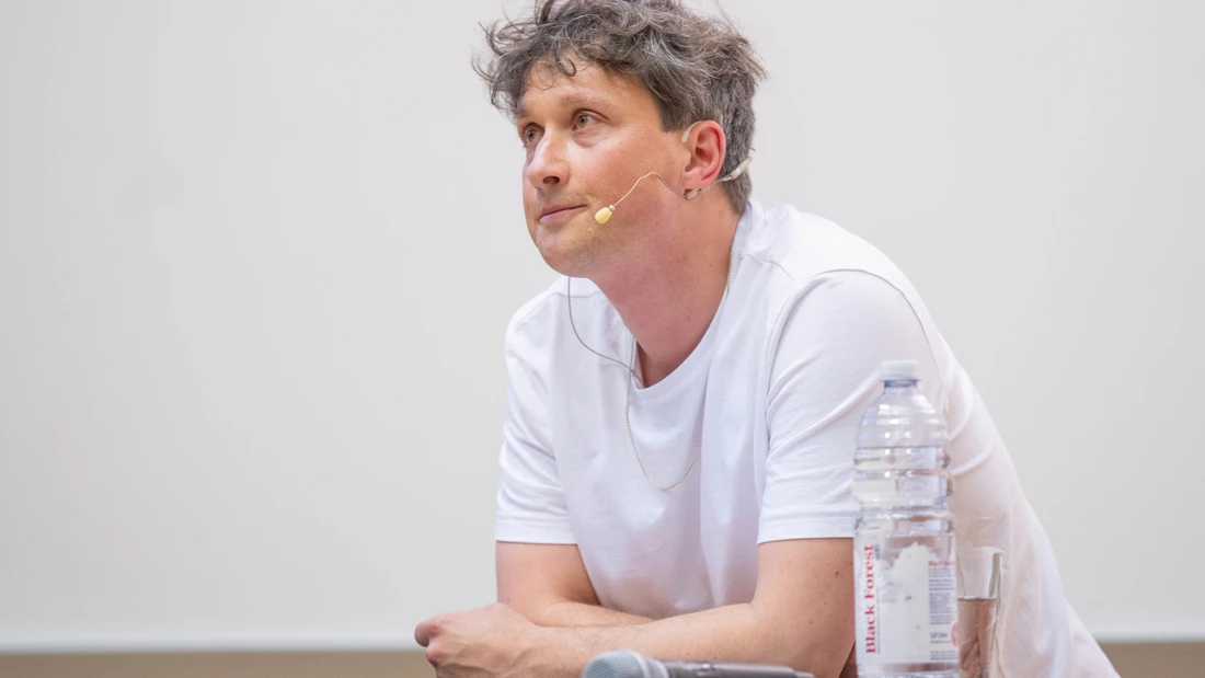Joshua Groß bei der Frankfurter Poetikvorlesung 2026: Im großen Hörsaal 2 der Goethe-Universität Frankfurt liest er aus „Neben sich selbst hergehen. Denken in Avataren“