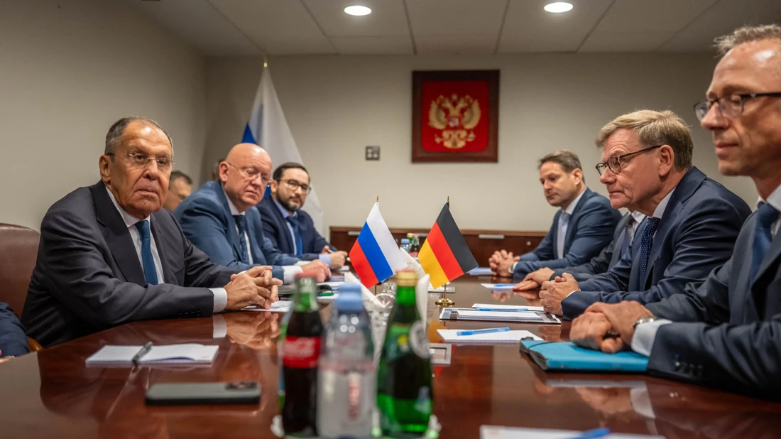 Russlands Außenminister Sergej Lawrow (l) der deutsche Außenminister Johann Wadephul (2.v.r) sitzen sich am 26.9.26 bei einem Treffen am Rande der Sitzung der UN Generalversammlung bei den Vereinten Nationen gegenüber.