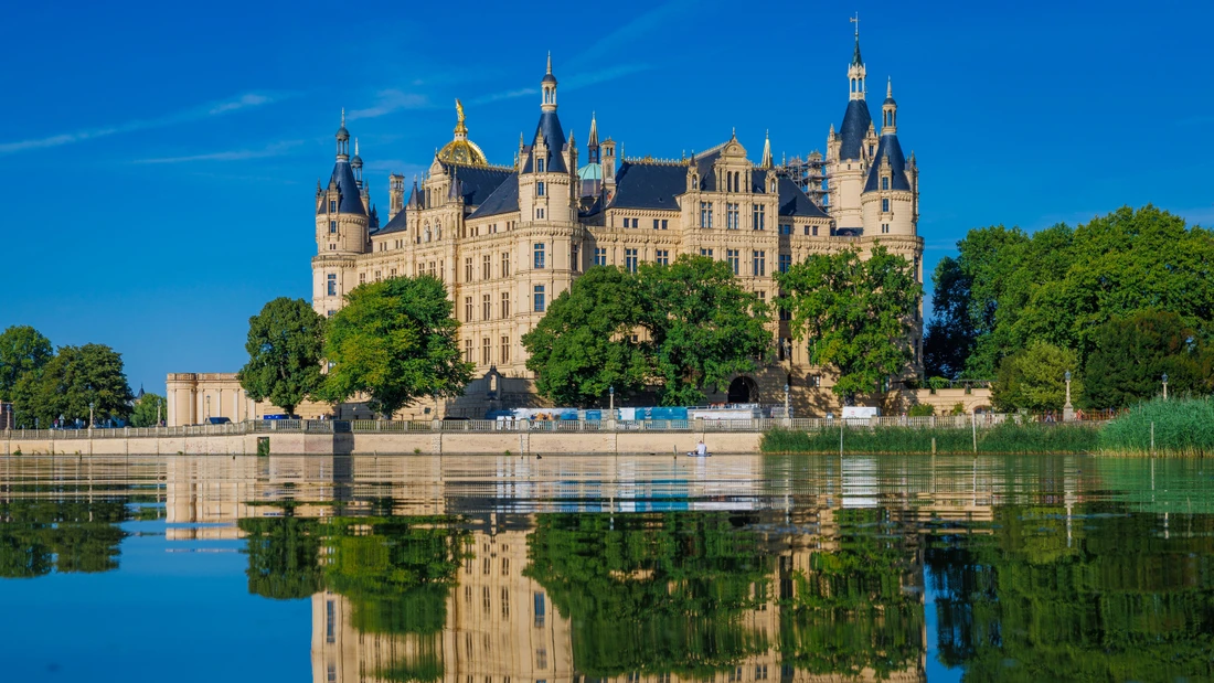 Der Wunscharbeitsplatz: Das Schweriner Schloss ist der Sitz des Landtags von Mecklenburg-Vorpommern.