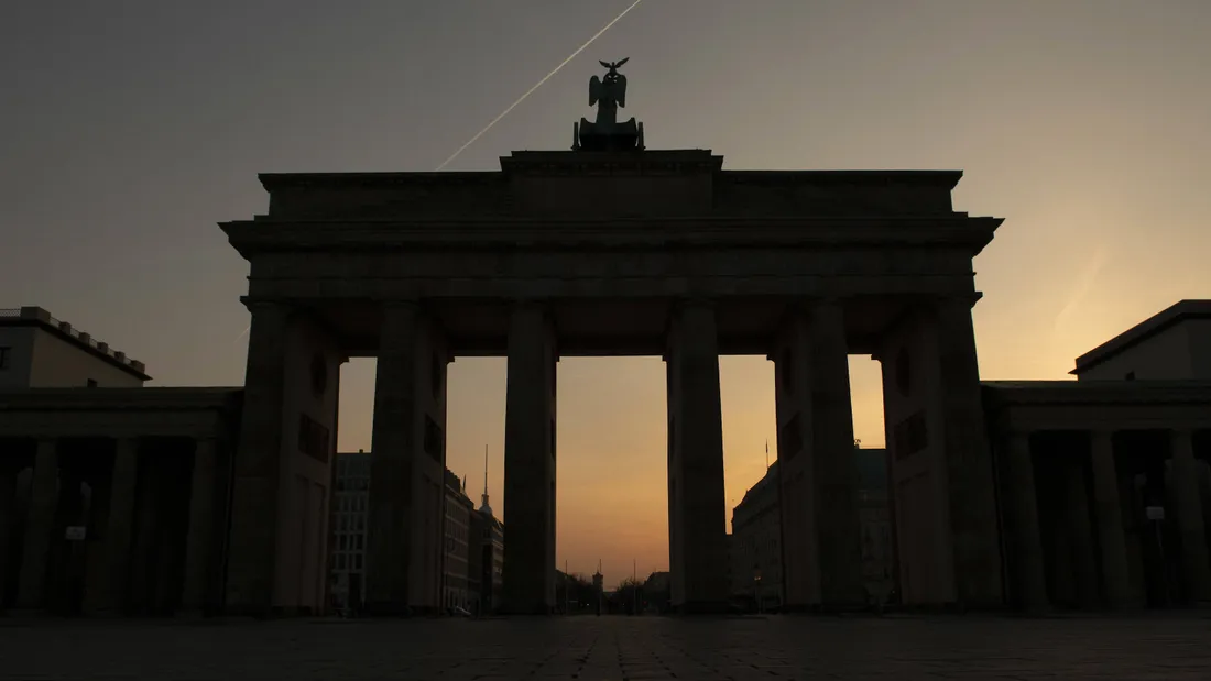 Die Silhouette des Brandenburger Tors in Berlin