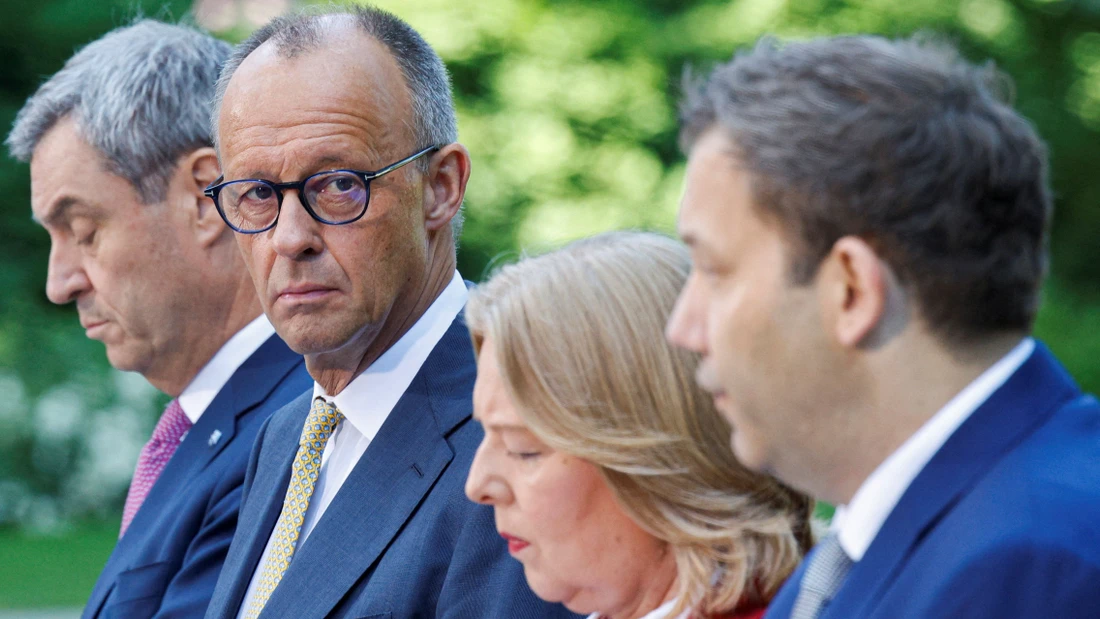 Gemeinsam einsam: Bundeskanzler Friedrich Merz (CDU) zwischen dem bayerischen Ministerpräsidenten Markus Söder (CSU), der Arbeitsministerin Bärbel Bas (SPD) und Finanzminister Lars Klingbeil (SPD) im Juli in Berlin