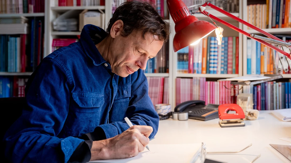 Zeichnet jeden Tag: Philip Waechter bei der Arbeit