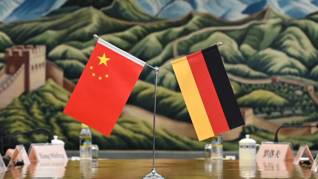 Selten so einträchtig: Tischdeko während des Chinabesuchs der deutschen Wirtschaftsministerin