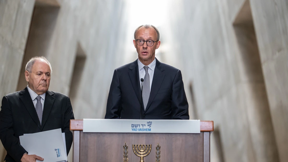 Bundeskanzler Friedrich Merz besuchte die Holocaust-Gedenkstätte Yad Vashem und sprach neben Dani Dayan, dem Vorstandsvorsitzenden von Yad Vashem.