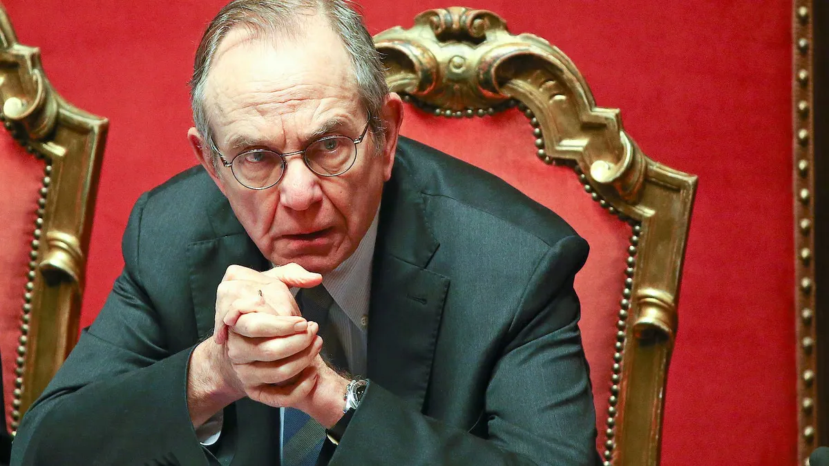 Die Hände fest zusammen gedrückt, als würde er darüber beten: Italiens Finanzminister Carlo Padoan blickt der Bankenrettung zuversichtlich entgegen.